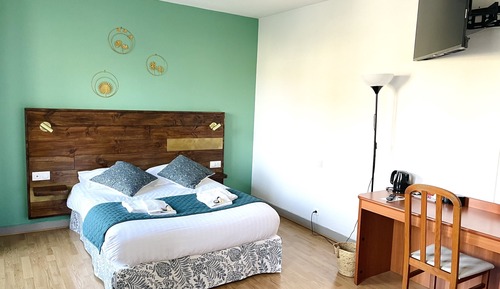 Habitación tradicional doble, baño privado, vistas a la ciudad (Chambre 5)