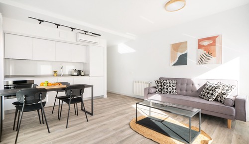 Apartamento básico, 2 habitaciones, cocina, vistas a la ciudad