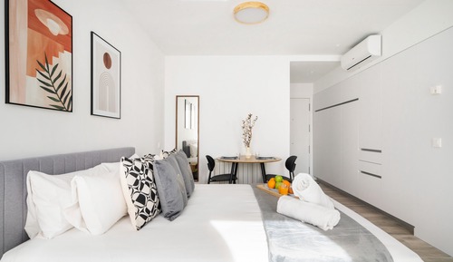 Estudio económico, 1 cama de matrimonio, cocina, vistas a la ciudad
