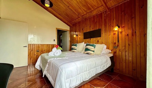 Bungalow Deluxe, varias camas, baño privado, vistas al mar