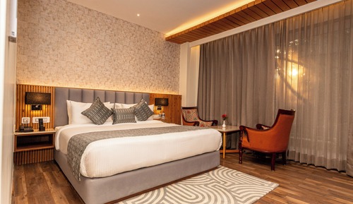 Habitación superior, 1 cama de matrimonio grande, balcón