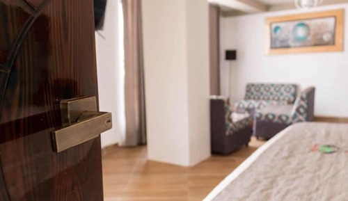 Habitación sénior con 1 cama doble o 2 individuales, dormitorio mixto, baño privado