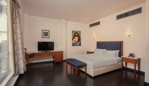 Room 200 LA FEMME