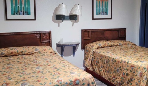 Habitación básica con 1 cama doble o 2 individuales