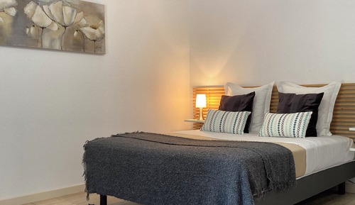 Suite estudio Confort, 1 cama de matrimonio, vistas al jardín