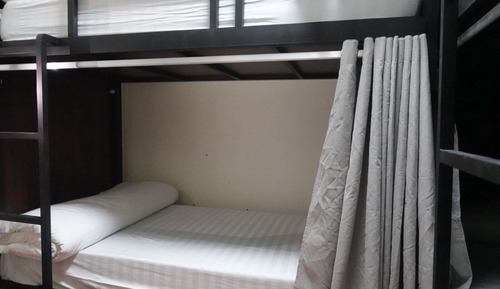 Dormitorio compartido básico, varias camas