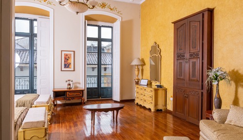Habitación básica con 2 camas individuales