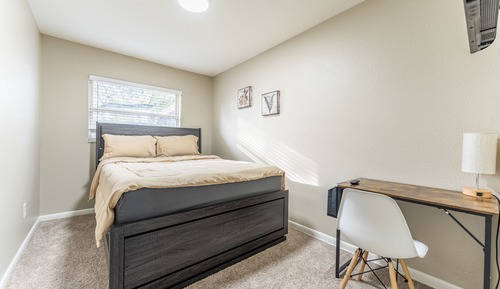 Basic Room, 1 Queen Bed, Shared Bathroom, Non Smoking