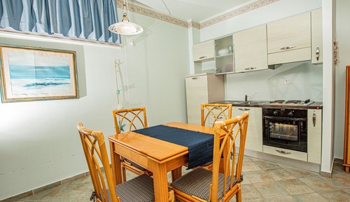 Apartamento clásico, balcón, vistas al mar
