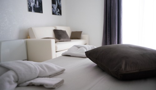 Suite ejecutiva, 1 cama de matrimonio con sofá cama, terraza, en la zona del patio