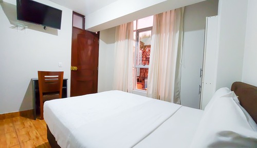 Habitación estándar doble, 1 cama doble, baño privado, vistas a la ciudad