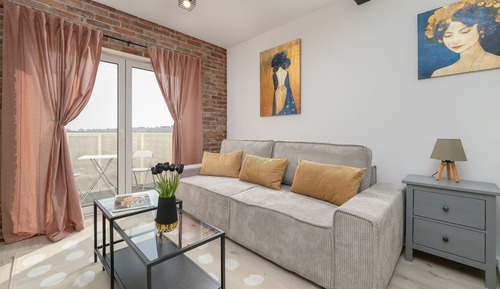 Studio, Balcony