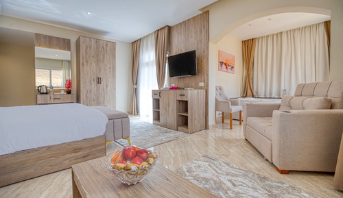 King Suite with Panoramic Pyramids View & Terrace