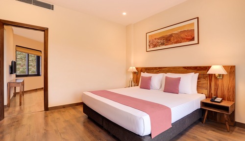 Deluxe Suite with Bathtub