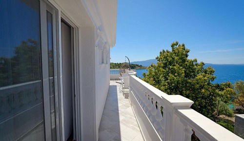 Habitación triple Deluxe, vistas parciales al mar