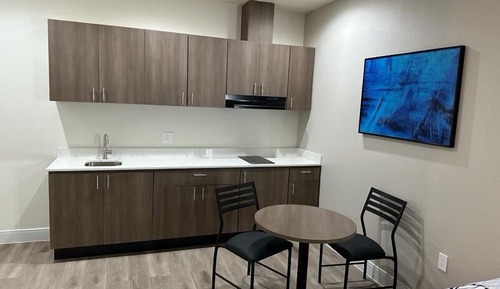 Suite ejecutiva, 2 camas de matrimonio, cocina básica