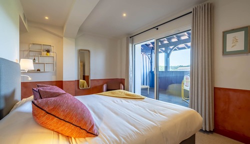 Habitación superior con 1 cama doble o 2 individuales, baño privado, vistas al río