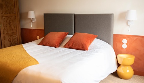 Habitación familiar con 1 cama doble o 2 individuales, baño privado, vistas al jardín