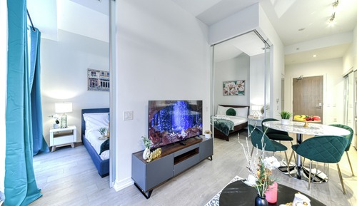 Ático panorámico, 2 habitaciones, balcón, vistas al lago