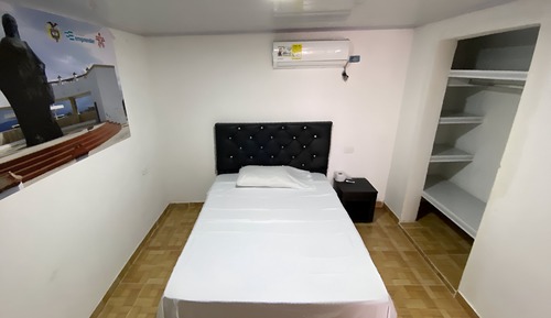 Habitación básica con 1 cama doble o 2 individuales