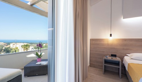 Habitación clásica con 1 cama doble o 2 individuales, balcón, vistas al mar
