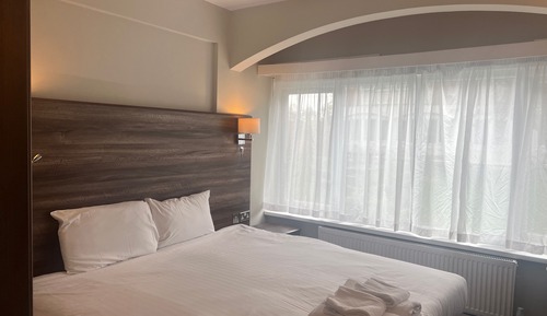 Habitación básica con 1 cama doble o 2 individuales