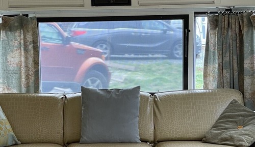 Casa móvil clásica, varias camas, cocina básica, vistas al complejo turístico