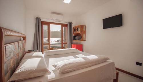 Habitación de lujo con 2 camas individuales, 1 cama de matrimonio, Aire acondicionado, vistas al mar