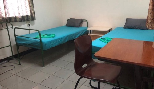 Habitación básica con 2 camas individuales
