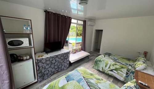 Habitación cuádruple clásica, vistas a la piscina, en la zona del jardín