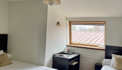 Habitación básica con 2 camas individuales