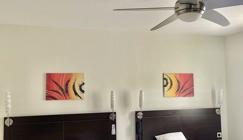 Habitación básica con 2 camas individuales