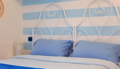 Habitación romántica doble, 1 cama de matrimonio, baño privado, vistas al jardín