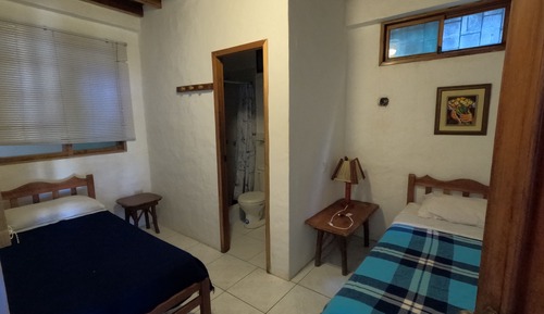 Habitación básica con 2 camas individuales