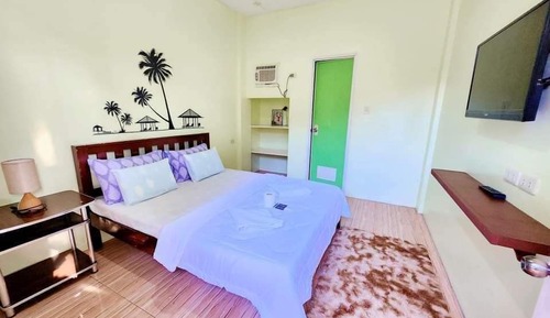 Habitación romántica con 2 camas individuales, vistas al patio