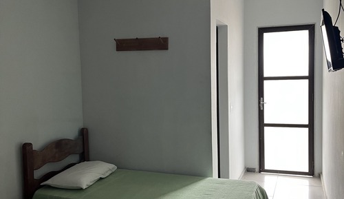 Habitación básica con 2 camas individuales