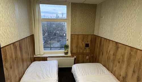 Habitación básica con 2 camas individuales, vistas a la ciudad
