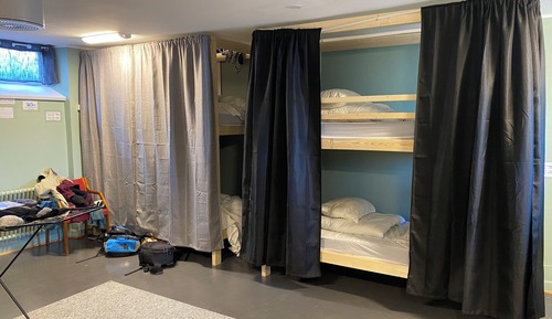 Dormitorio compartido básico, dormitorio mixto