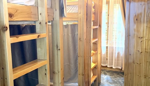 Dormitorio compartido estándar, dormitorio mixto, en la zona del patio