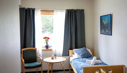 Habitación básica con 2 camas individuales
