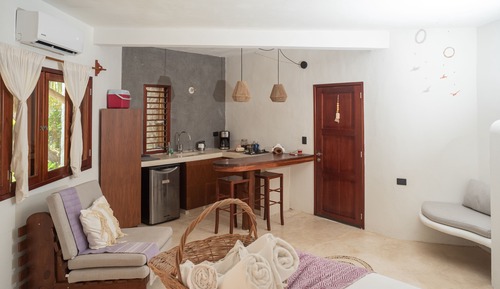 Estudio, cocina básica, vistas al jardín