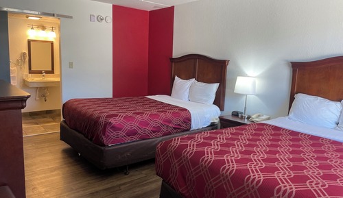 Habitación, 2 camas de matrimonio, no fumadores (Mobility, Roll-In Shower)