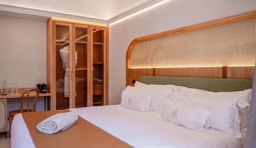 Suite junior, balcón, vistas a la ciudad (2 Adults + 1 Children)