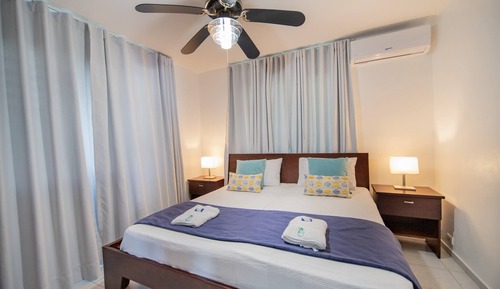 Apartamento, varias habitaciones, piscina privada, vistas al jardín