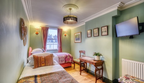 Habitación estándar con 2 camas individuales, baño privado, vistas a la ciudad