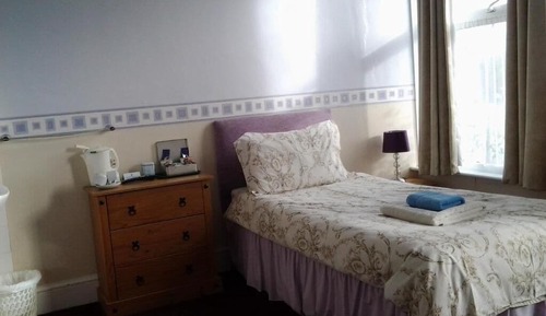 Habitación básica con 2 camas individuales