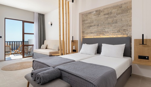 Suite junior, 1 cama doble con sofá cama, bañera de hidromasaje, vistas parciales al mar