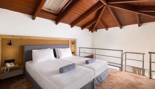 Suite ejecutiva, varias camas, vistas parciales al mar