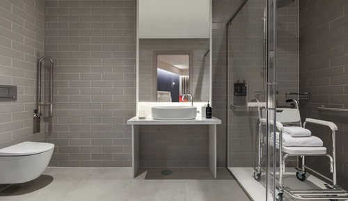 Habitación, 1 cama de matrimonio grande con sofá cama, bañera accesible