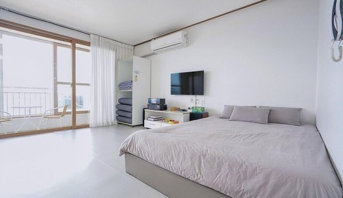 Habitación (Room 203)